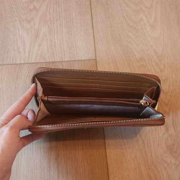 Michael Kors brown wallet - Picture 2 of 3